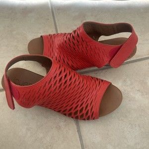 Bueno Lacey Red Shoes 9.5 Dress Sandals